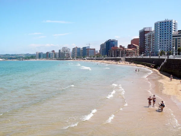 Gijon, Asturias sahilinde plaj. İspanya. Avrupa