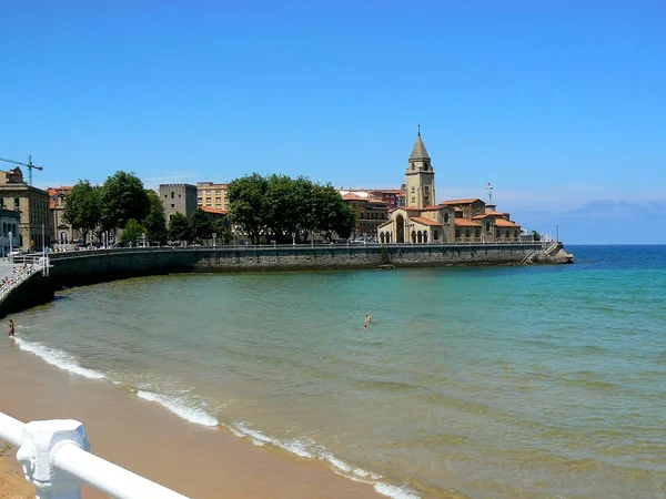 Gijn sahilinde San Pedro Kilisesi, Asturias. İspanya. Avrupa