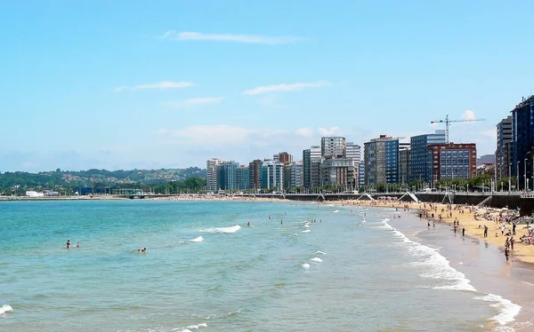 Gijon, Asturias sahilinde plaj. İspanya. Avrupa