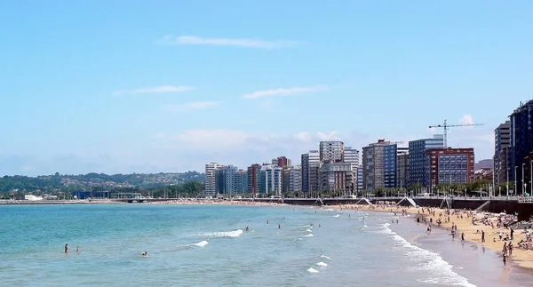 Gijon, Asturias sahilinde plaj. İspanya. Avrupa