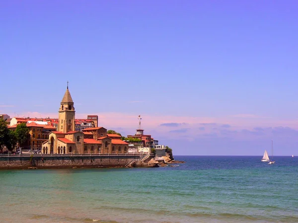 Gijn sahilinde San Pedro Kilisesi, Asturias. İspanya. Avrupa
