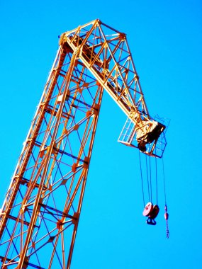 Vinçler Cadiz 'in başkenti Endülüs' teki tekneleri tamir etmek için. İspanya. Avrupa.