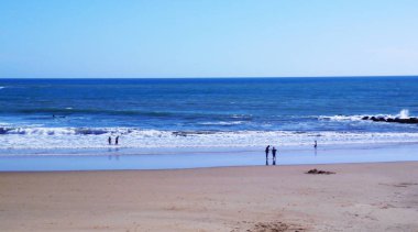 Cadiz, Endülüs şehrinin plaj koyun kıyısında gün batımı. İspanya. Avrupa.