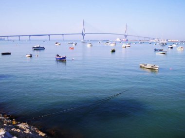 Puente de la Constitucion gün batımında, balıkçı tekneleri, La Pepa, defne, Cadiz içinde Andalusia aradı. İspanya. Europe.