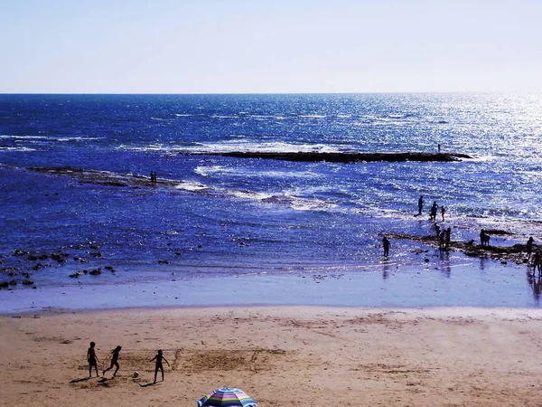Människor Sola Vid Solnedgången Stranden Bukten Cdiz Andalusien Spanien — Stockfoto