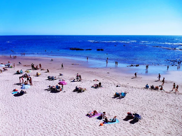 人们在日落时分在基齐兹湾的海滩上晒日光浴 安达卢西亚西班牙 — 图库照片