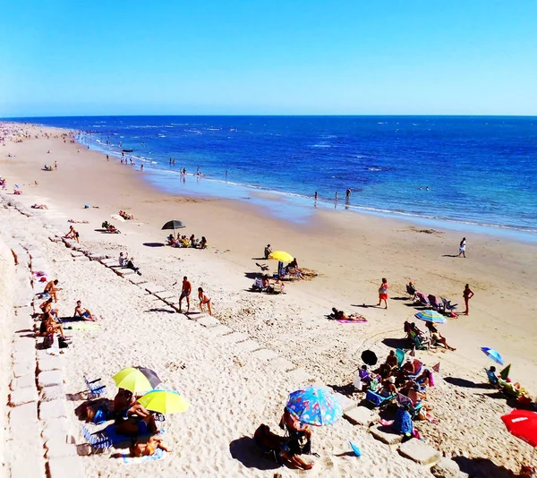 Människor Sola Vid Solnedgången Stranden Bukten Cdiz Andalusien Spanien — Stockfoto