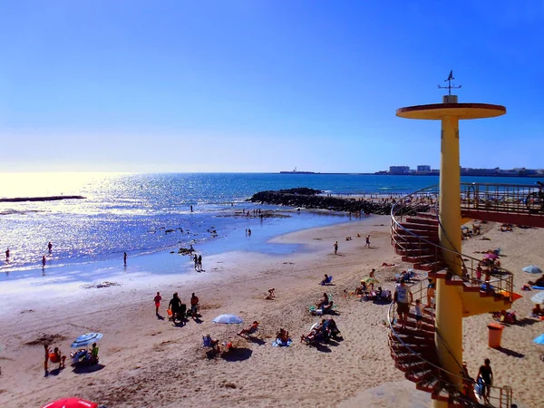 Lidé Opalovali Při Západu Slunce Pláži Zálivu Cdiz Andalusie Španělsko — Stock fotografie