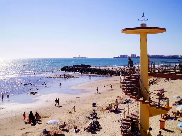 Mensen Zonnen Bij Zonsondergang Het Strand Van Baai Van Cdiz — Stockfoto