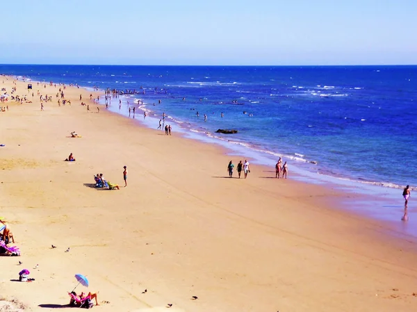 Gente Prende Sole Tramonto Sulla Spiaggia Della Baia Cdiz Andalusia — Foto Stock