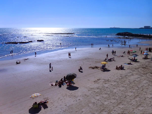 Personas Tomando Sol Atardecer Playa Bahía Cdiz Andalucía España —  Fotos de Stock