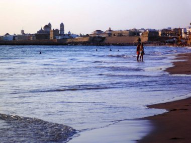 Cadiz, Endülüs şehrinin plaj koyun kıyısında gün batımı. İspanya. Avrupa.