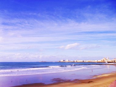 Cadiz, Endülüs şehrinin plaj koyun kıyısında gün batımı. İspanya. Avrupa