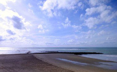 Cadiz, Endülüs şehrinin plaj koyun kıyısında gün batımı. İspanya. Avrupa