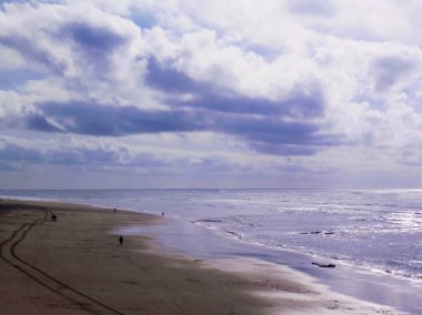 Cadiz, Endülüs şehrinin plaj koyun kıyısında gün batımı. İspanya. Avrupa