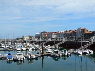 Gijn, Asturias şehrinin koyunda balıkçı tekneleri. İspanya. Avrupa