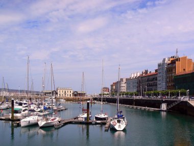 Gijn, Asturias şehrinin koyunda balıkçı tekneleri. İspanya. Avrupa