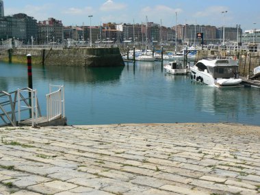 Gijn, Asturias şehrinin koyunda balıkçı tekneleri. İspanya. Avrupa