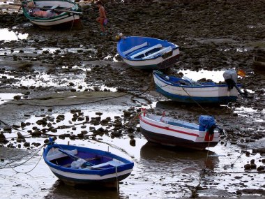 Balıkçı tekneleri Cadiz, Andalusia başkenti Bay La Caleta plaj üzerinde. İspanya. Europe.