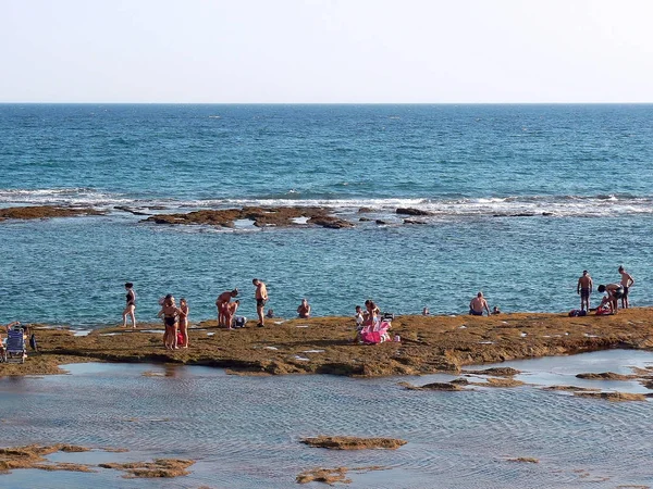 Pessoas Tomando Sol Pôr Sol Praia Caleta Baía Cádiz Andaluzia — Fotografia de Stock