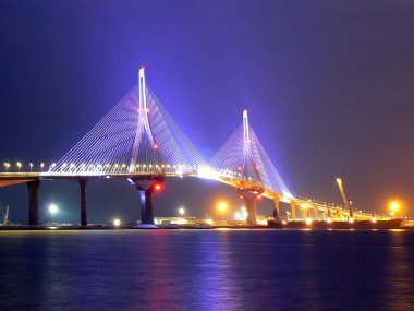 Endülüs, Cdiz Körfezi 'nde, La Pepa denilen Anayasa Köprüsü üzerinde günbatımı. İspanya. Avrupa