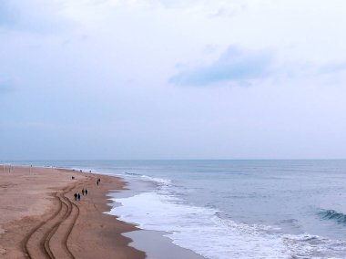 Endülüs, Cadiz kentinde sahilde gün batımı gezinen insanlar. İspanya. Avrupa