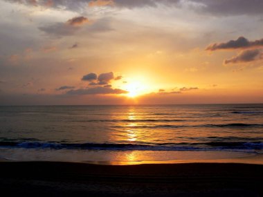 Endülüs, Cadiz kentinde sahilde gün batımında arka aydınlatma. İspanya