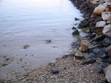 Cadiz başkenti, Endülüs Körfezi 'nde taş ve kayalar. İspanya