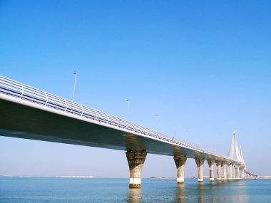 Anayasa Köprüsü üzerinde gün batımı, La Pepa denilen, Cadiz körfezinde, Endülüs. İspanya. Avrupa