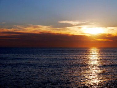 Endülüs, Cdiz kentinin defne plajının kıyısında günbatımı. İspanya. Avrupa