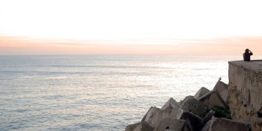 Endülüs, Cdiz kentinin defne plajının kıyısında günbatımı. İspanya. Avrupa