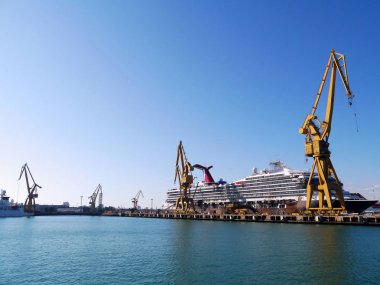 Vinçler Cadiz 'in başkenti Endülüs' teki tekneleri tamir etmek için. İspanya. Avrupa