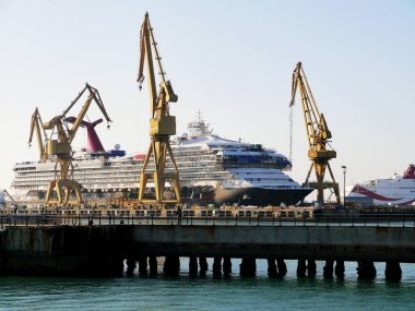 Vinçler Cadiz 'in başkenti Endülüs' teki tekneleri tamir etmek için. İspanya. Avrupa