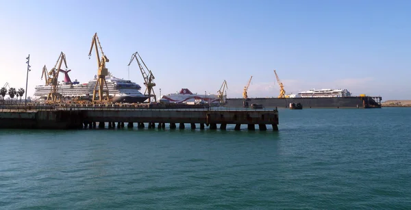 Vinçler Cadiz Başkenti Endülüs Teki Tekneleri Tamir Etmek Için Spanya — Stok fotoğraf