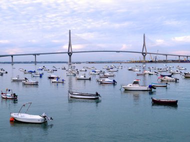 Puente de la Constitucion gün batımında, balıkçı tekneleri, La Pepa, defne, Cadiz içinde Andalusia aradı. İspanya. Europe