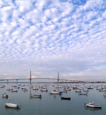 Puente de la Constitucion gün batımında, balıkçı tekneleri, La Pepa, defne, Cadiz içinde Andalusia aradı. İspanya. Europe