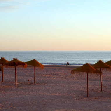 Cadiz, Endülüs şehrinin plaj koyun kıyısında gün batımı. İspanya. Avrupa