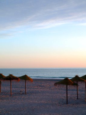 Cadiz, Endülüs şehrinin plaj koyun kıyısında gün batımı. İspanya. Avrupa