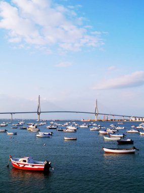Puente de la Constitucion gün batımında, balıkçı tekneleri, La Pepa, defne, Cadiz içinde Andalusia aradı. İspanya. Europe