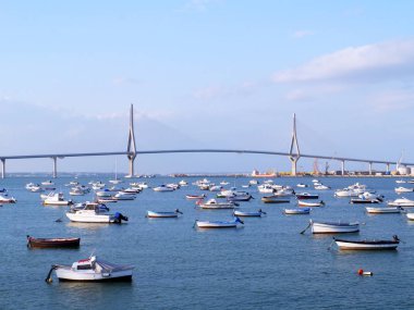 Puente de la Constitucion gün batımında, balıkçı tekneleri, La Pepa, defne, Cadiz içinde Andalusia aradı. İspanya. Europe