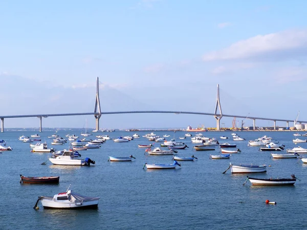 Puente de la Constitucion gün batımında, balıkçı tekneleri, La Pepa, defne, Cadiz içinde Andalusia aradı. İspanya. Europe