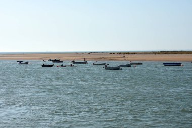 Cadiz 'deki Puerto Real Körfezi kıyısında balıkçı tekneleri. Endülüs İspanya. Avrupa. 14 Ağustos 2019