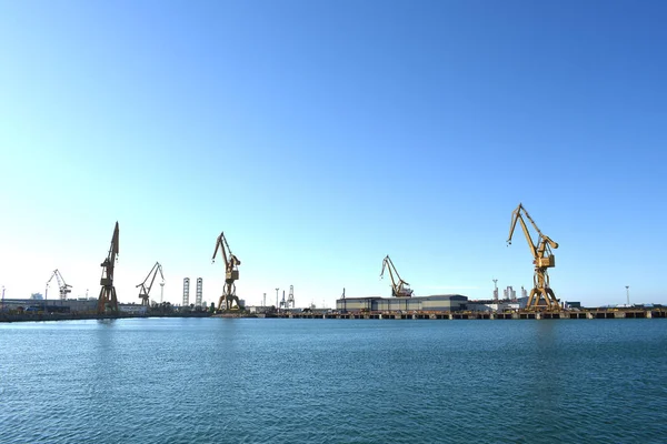 Başkent Cadiz 'in kıyısındaki tekneleri tamir etmek için vinçler. Endülüs. İspanya. Avrupa.