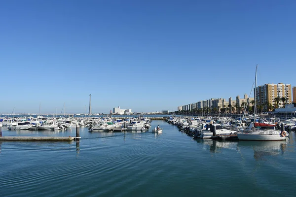 Başkent Cdiz 'in kıyısındaki La Pepa adı verilen Anayasa Köprüsü' nün yanındaki balıkçı tekneleri. Endülüs. İspanya. Avrupa. 12 Ağustos 2019