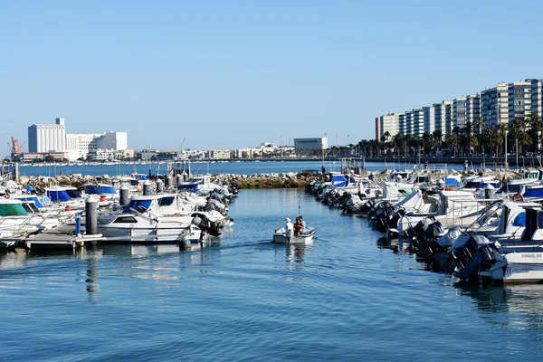 Başkent Cdiz 'in kıyısındaki La Pepa adı verilen Anayasa Köprüsü' nün yanındaki balıkçı tekneleri. Endülüs. İspanya. Avrupa. 12 Ağustos 2019