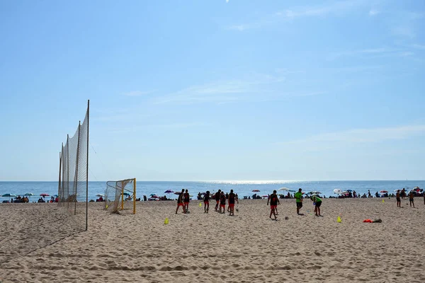 Люди Грають Футбол Пляжі Столиці Кадіс Андалусія Іспанія Європа Серпня — стокове фото