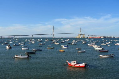 Başkent Cdiz 'in kıyısındaki La Pepa adı verilen Anayasa Köprüsü' nün yanındaki balıkçı tekneleri. Endülüs. İspanya. Avrupa. 12 Ağustos 2019