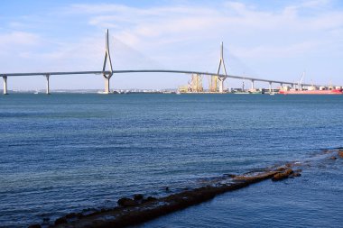 Başkent Cdiz 'in kıyısında La Pepa adı verilen Anayasa Köprüsü. Endülüs. İspanya. Avrupa. 