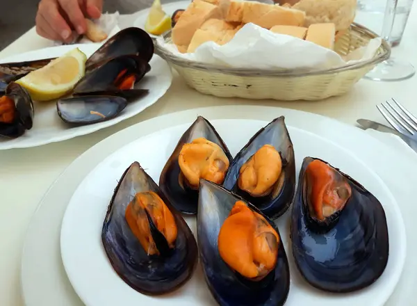 Piatto Cozze Naturali Bollite Mangiare — Foto Stock