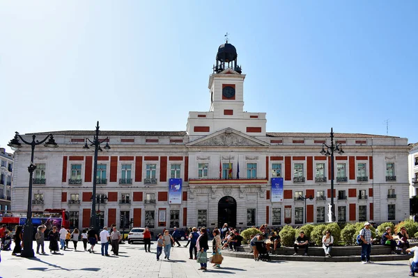 Valilik saati Madrid 'deki Puerta del Sol postanesinin üstündeki bir tapınağa yerleştirilmiş bir kule saatidir. İspanya. Avrupa. Yıl sonu çanları çal. 17 Eylül 2019